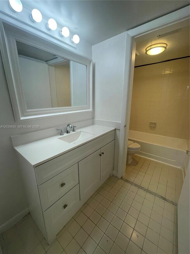 Building Photo - 2811 N Oakland Forest Dr