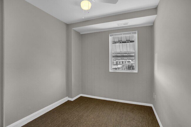 Building Photo - Completed Renovated Townhouse