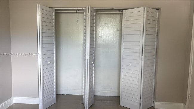 Building Photo - 13725 NE 6th Ave