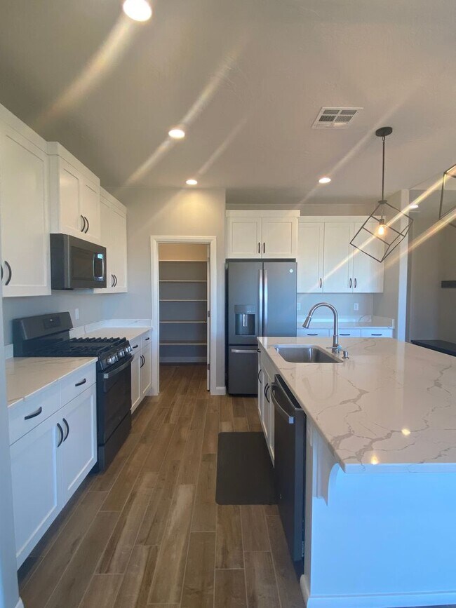 Building Photo - Beautiful home in the Ledges