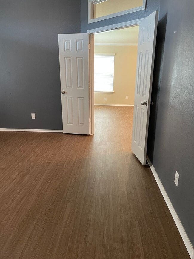 Building Photo - Application Received! 3 bed, 2 bath with B...