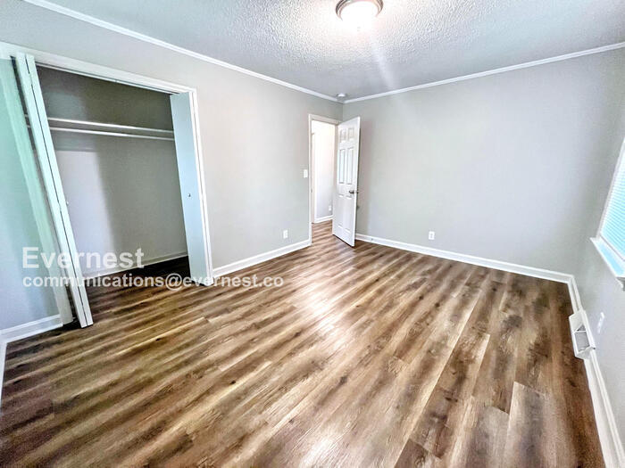 Building Photo - 2815 Crescent Ln