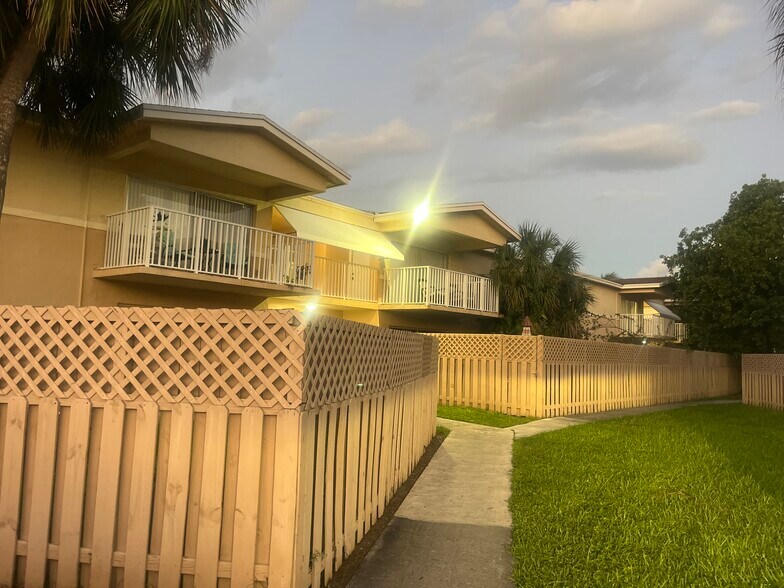 Primary Photo - 4220 NW 79th Ave