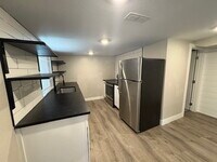 Building Photo - One-Bed Ground Floor Apartment - Edgewater...