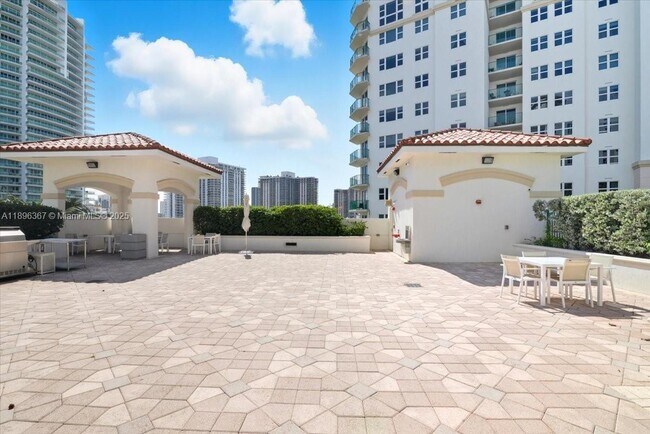 Building Photo - 20000 E Country Club Dr