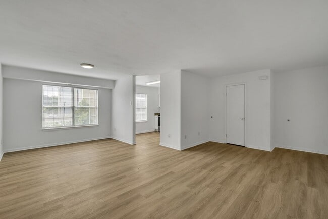 Building Photo - Easy Living- Easy Leasing- 2 Bedroom Apart...