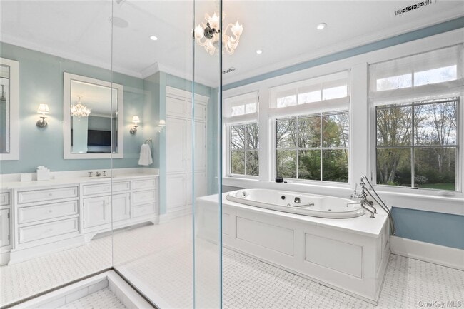 Building Photo - 10 Upland Rd N