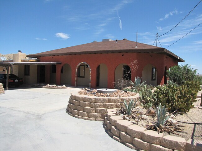 Building Photo - LARGE 3 bedroom home