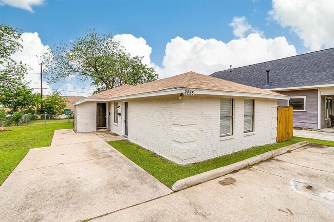 Building Photo - Charming 2-Bed Haven with Granite Touches in Prime Fort Worth Location!