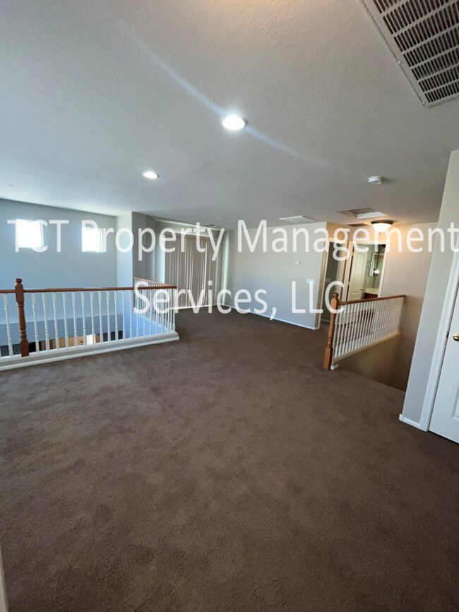 Building Photo - Large Home in Pecan Creek South
