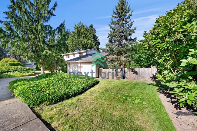 Building Photo - "Spacious 5-Bed Gem with 2.5 Baths in Prime Redmond Location!"