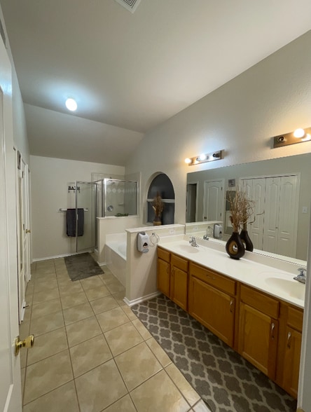 Building Photo - 6111 Wood Bayou
