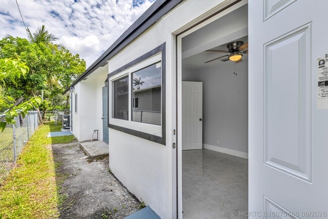 Building Photo - 800-802-802 SW 6th Ct