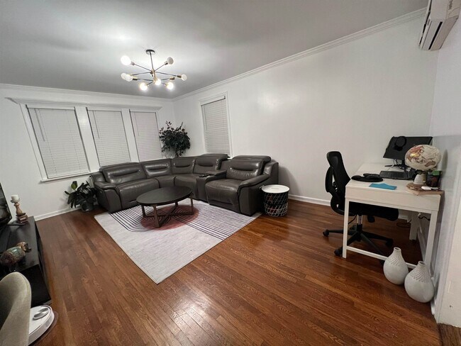 Building Photo - 11 Beverly Pl