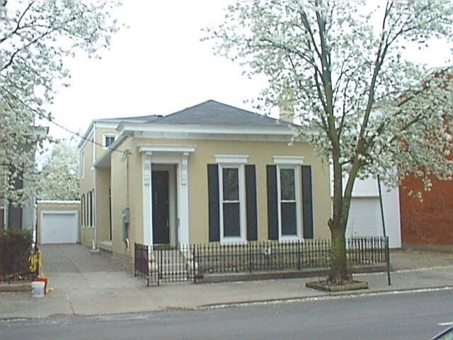Primary Photo - 904 E Chestnut St
