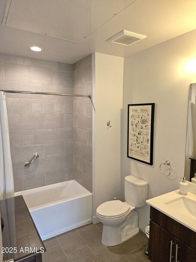 Building Photo - Resort Living in Midtown!!  Pool, Dog walk...