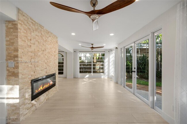 Building Photo - 936 Sorolla Ave