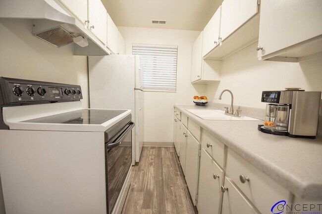 Building Photo - Sundance Apartments