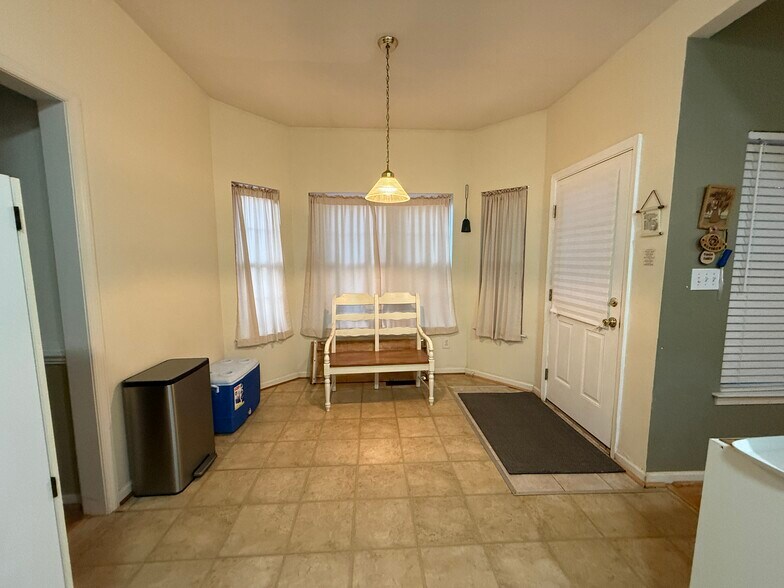 Bay windows - 1308 Crosswood Ln