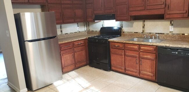 Building Photo - **$400 OFF FIRST FULL MONTH OF RENT**105 Meadowbrook Court Unit A - Available Now! Ask how you ca...