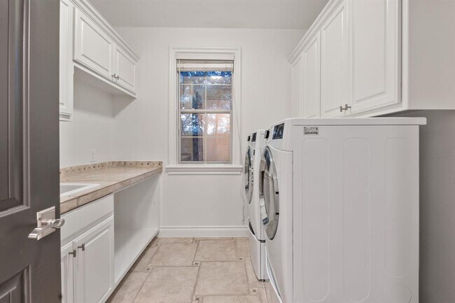 Building Photo - 7228 Oak Shores Dr