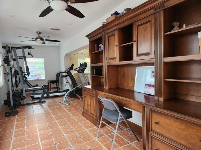 Building Photo - 1219 N M St