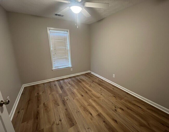 Building Photo - 462 Peachtree Ridge Dr NW