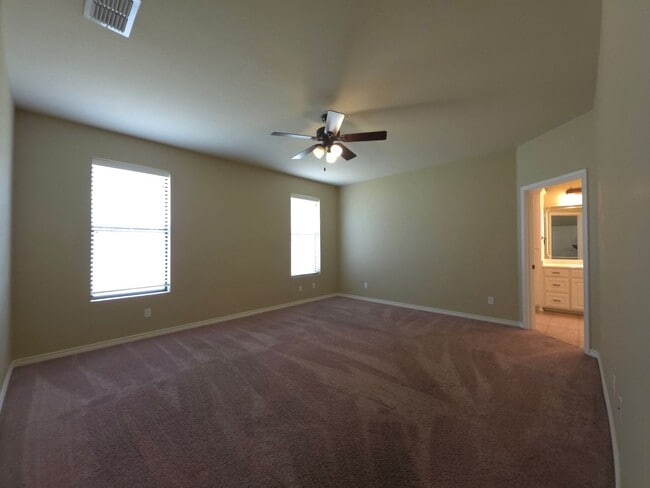 Building Photo - BEAUTIFUL and SPACIOUS 3-bedroom, 2-bathro...