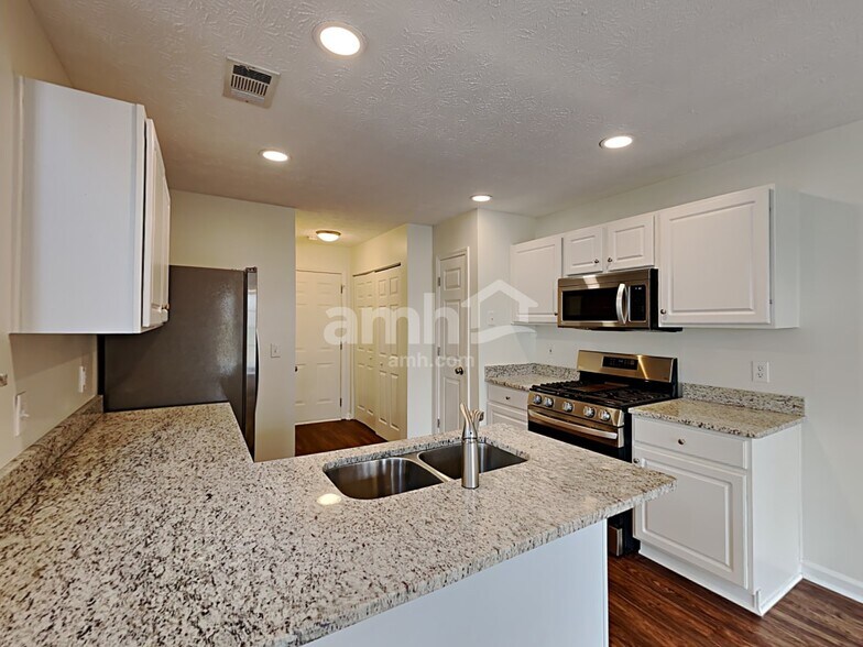 Building Photo - 2180 Lexington Ln