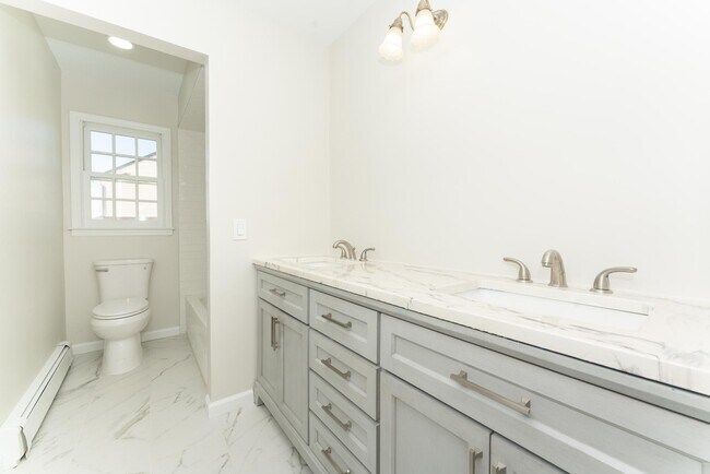 Double vanity sink - 32 Roseland Ave