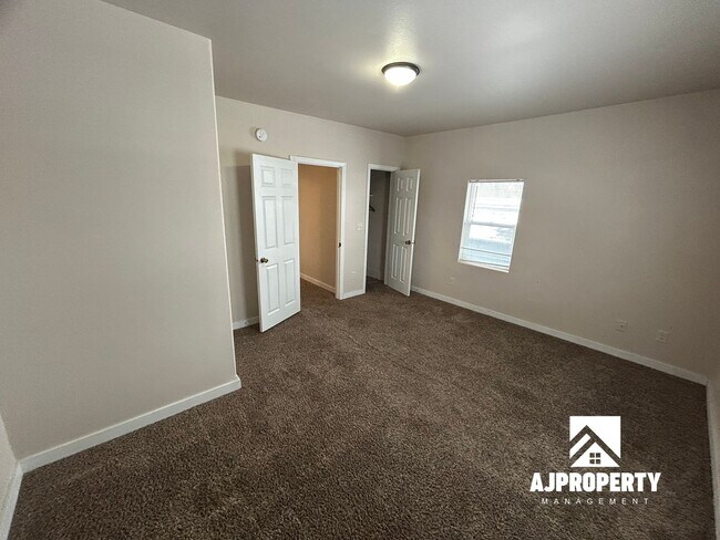 Building Photo - 214 W Russell St