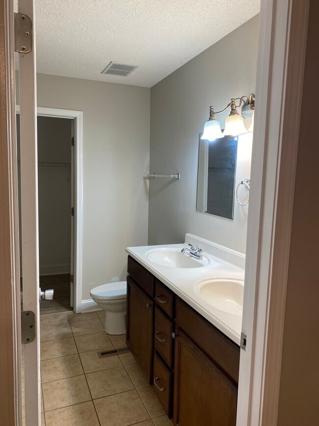 Building Photo - Move in Ready Updated 4 bed 2 bath with ga...