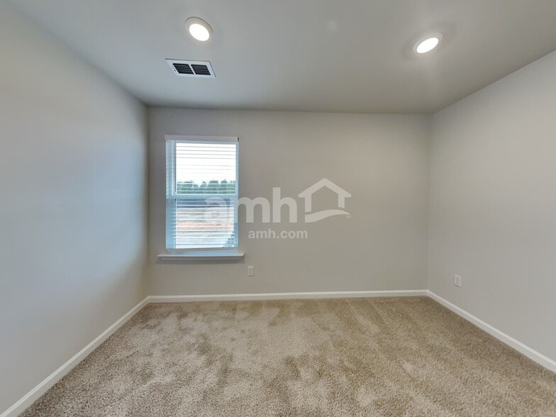 Building Photo - 3240 Emberly Dr