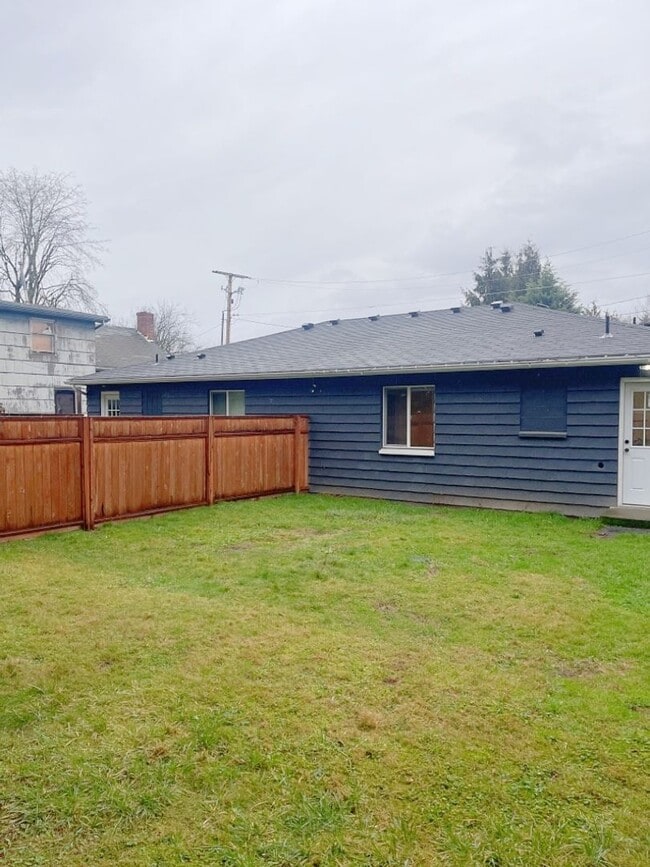 Building Photo - Beautifully Updated 1bd/1ba Sumner Duplex!