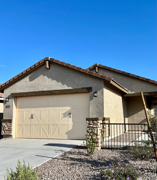 Primary Photo - 40090 W Wade Dr