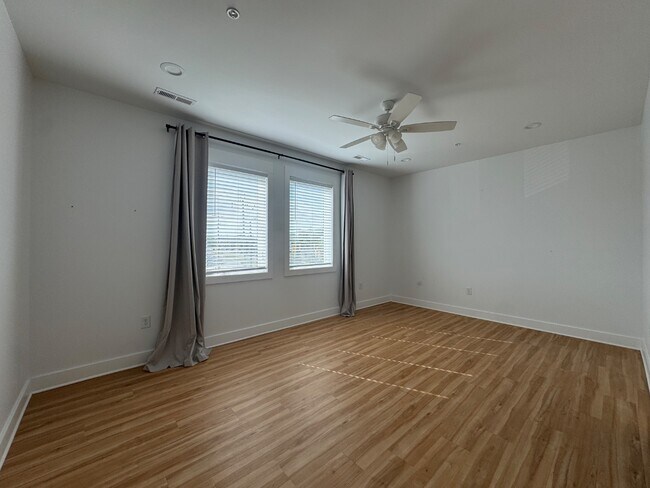 Building Photo - 120 N Lake Park Blvd