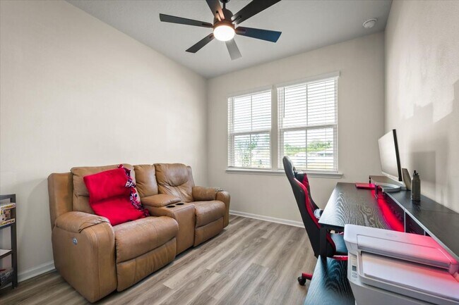 Building Photo - 4 Bedrooms | 2 Bathrooms | Screened Patio ...