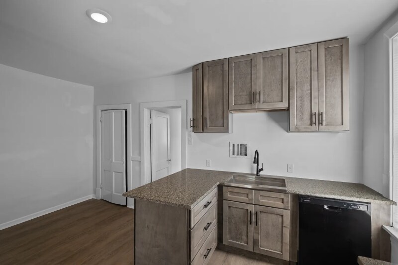 Building Photo - 1315 Hampton Ave