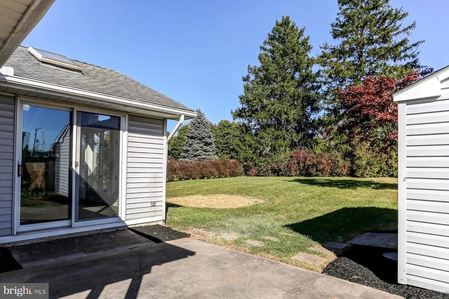 Patio Area/Yard - 2360 Sycamore Rd