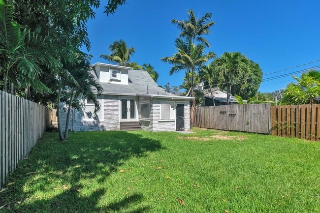 Building Photo - Beautiful California Style Hollywood Home