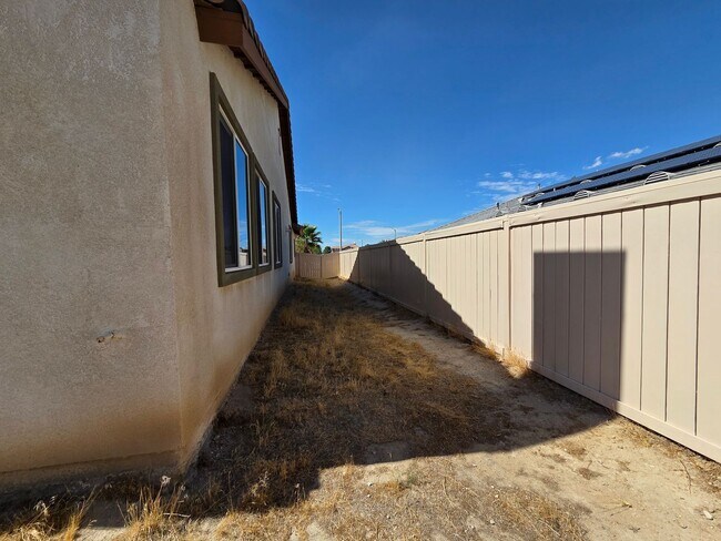 Building Photo - New Listing!