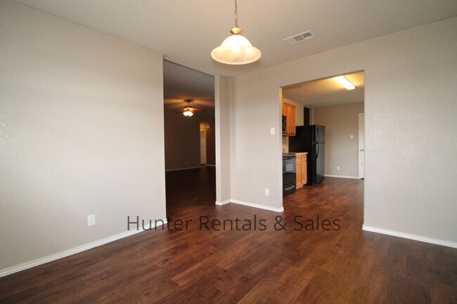 Building Photo - Fabulous Five Bedrooms!