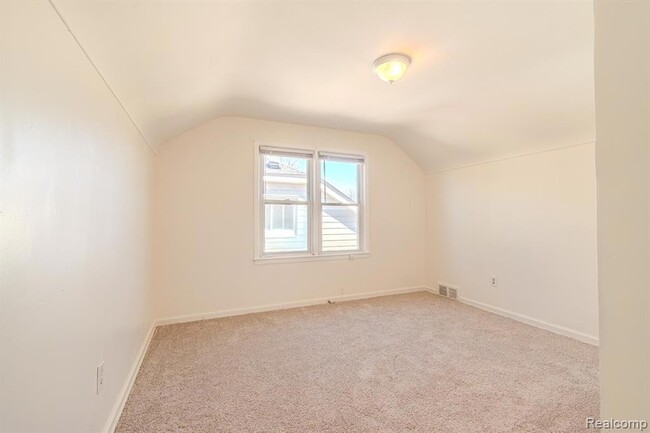 Building Photo - 1216 E George Ave