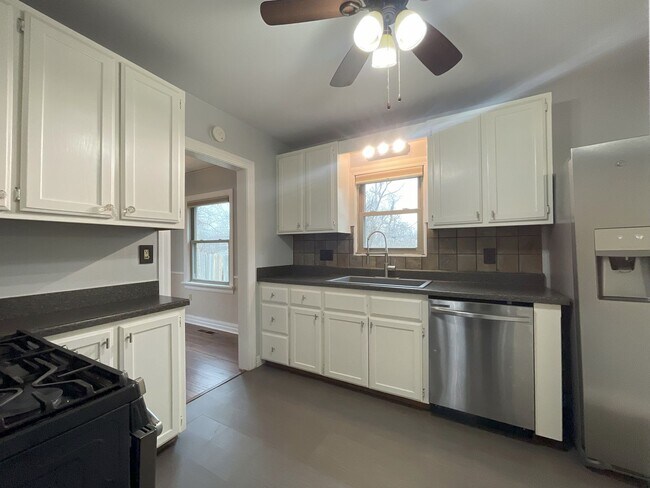 Building Photo - Charming & Contemporary Home in Military P...