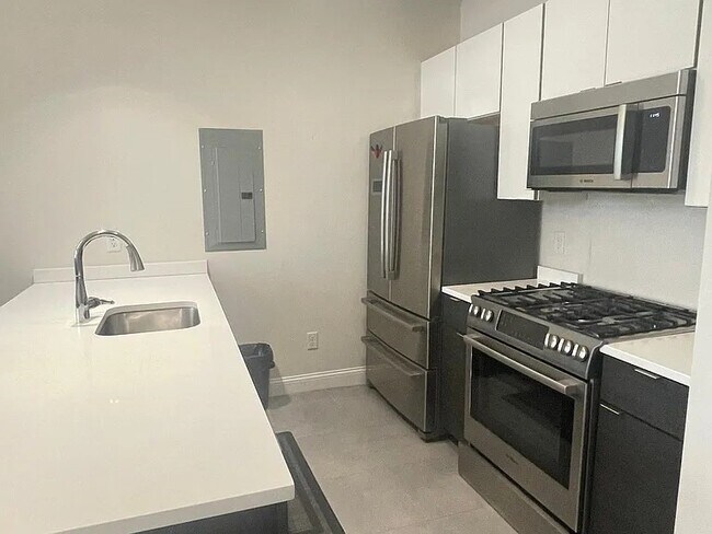 Building Photo - 1022 Hancock St