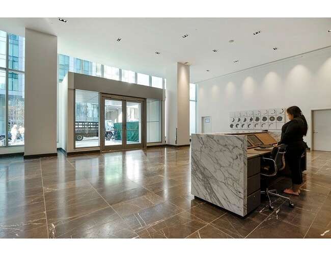 Building Photo - 338 Main St