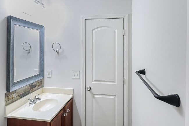 Building Photo - pdated 2BR/2.5BA Townhome with Private Fenced Patio