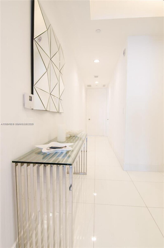 Building Photo - 15811 Collins Ave