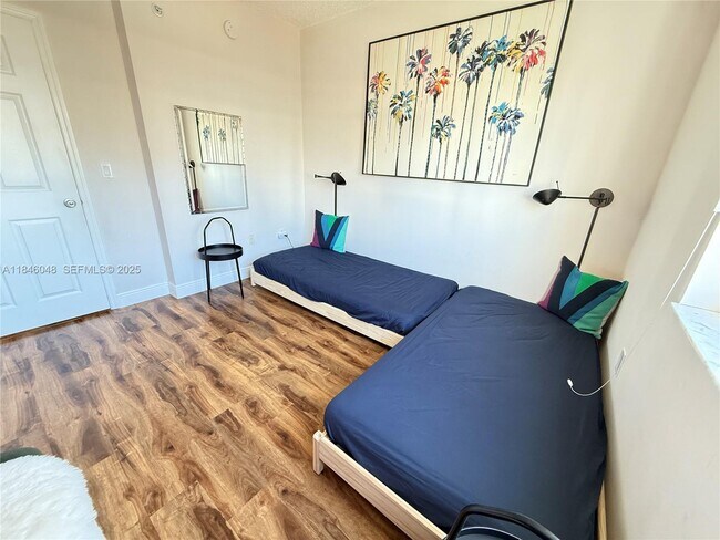 Building Photo - 17145 N Bay Rd