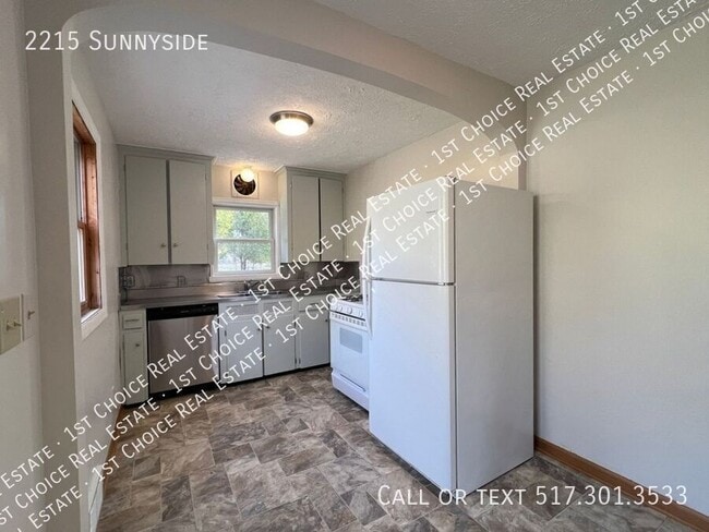 Building Photo - 2215 Sunnyside-